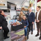 Alicia García, Ángel de Propios, Jesús Julio Carnero y Conrado Íscar en la inauguración de la tienda 'Saborea CyL'.