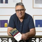 El escritor, músico y artista bañezano Antonio Odón Alonso sujeta un ejemplar de “Vendimiario”