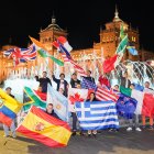 Los chefs internacionales del Mundial de Tapas posan con sus banderas este domingo en la plaza de Zorrilla.