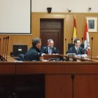 El condenado, en primer plano, durante la vista de conformidad celebrada este lunes en la Audiencia de Valladolid

La Audiencia de Valladolid ha condenado a una pena de diecinueve meses de prisión por delito de coacciones al joven que amenazó a su pareja para que silenciara que las lesiones sufridas en junio de 2023 se las había ocasionado tras arrojarse desde el balcón de la vivienda mientras huía de él.

POLITICA CASTILLA Y LEÓN ESPAÑA EUROPA VALLADOLID JUSTICIA