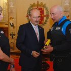 Julia González, Alberto Cuadrado y Borja Sáez con una de las pistolas eléctricas.