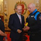 Julia González, Alberto Cuadrado y Borja Sáez con una de las pistolas eléctricas.