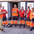 Sergio explica a los cinco voluntarios de Cruz Roja su experiencia en Valencia