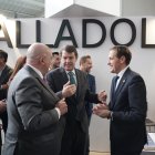 El presidente de la Junta de Castilla y León, Alfonso Fernández Mañueco, visita el expositor de Valladolid durante la inauguración de AR-PA Turismo Cultural e Intur.