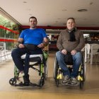 Antonio Para y Miguel García, supervivientes de accidentes de tráfico, en la sede de ASPAYM.