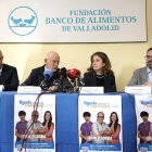 Jesús Cuadrado (Carrefour Parquesol), Jesús Mediavilla, presidente del Banco de Alimentos de Valladolid, Laura del Palacio (Mercadona) y Óscar Monclús (Alcampo), en la presentación de la Gran Recogida de Alimentos.