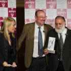 Javier Pérez Andrés, en el momento de recoger el premio