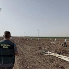 Agente de la Guardia Civil en la finca donde se investigaron los hechos.