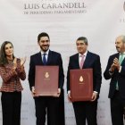 La Reina Letizia, Juanma Lamet, Pablo Lago y Pedro Rollán, en la entrega de los premios Luis Carandell en el Senado.