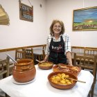 Begoña Garrido, en el comedor de Oro Negro, con un cocido loriego.