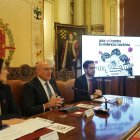 Ana Martín, Jesús Julio Carnero y Rodrigo Nieto en el Ayuntamiento de Valladolid.