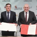 El consejero Carlos Fernández Carriedo y el alcalde Jesús Julio Carnero, durante la firma del convenio.