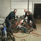 Jacob García junto con su compañero posando con la bicicletas restauradas.