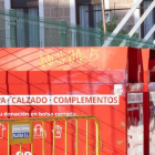 Un persona introduce ropa en un contenedor de recogida de Valladolid.