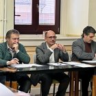 El concejal Luis Vélez, en el centro, en el Consejo de Administración de Auvasa.