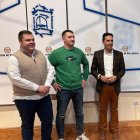 El alcalde de Cigales, Jaime Rodríguez, el influencer Engi Ignat y el diputado de Promoción Agroalimentaria y Consumo, Moisés Santana
