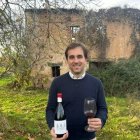 Jorge Arandilla, de la bodega TresPiedras, posa con el molino de Catalina a su espalda, en Fuentecén.