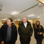 Eusebio Sacristán, Jesús Julio Carnero y Carolina del Bosque durante la visita a las instalaciones.