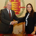 Jesús Julio Carnero y María Tena durante la firma del convenio.