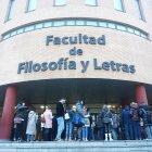 Opositores acceden a los centros seleccionados para realizar el examen.