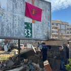 Los vecinos de Sedaví muestran su agradecimiento a los policías municipales de Valladolid con una bandera de la ciudad.