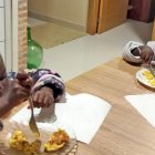 Los pequeños Celestino y Aida, de siete y tres años, cenando en casa de José María Pradillos este octubre.