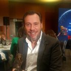 Puente posa orgulloso con el premio 'Azote de la oposición'.