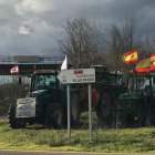 Una tractorada independiente no convocada toma la carretera de Valladolid-León.