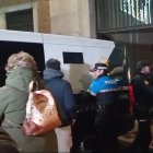 Familiares de Paloma Pinedo e India esperan la salida de David Maroto de la Audiencia de Valladolid