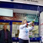 La lotera de la administración número 7 de Valladolid descorcha el champán para celebrar la lluvia del millones del segundo premio
