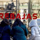 Tres mujeres contemplan un escaparate en las rebajas de una tienda del centro de Valladolid. PHOTOGENIC