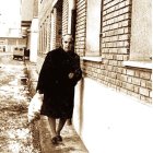 Una mujer en una de las aceras de la calle Aurora en los años 70.