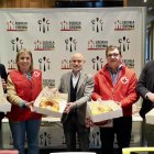La Escuela Internacional de Cocina de la Cámara de Valladolid entrega sus tradicionales roscones solidarios a favor de Cruz Roja para acompañar a las personas sin hogar en el Día de Reyes. El acto cuenta con la presencia del presidente de Cámara de Valladolid, Víctor Caramanzana; la presidenta de Cruz Roja en Castilla y León, Rosa Urbón; y el presidente de Cruz Roja en Valladolid, Juan José Zancada