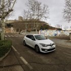 Castillo de Peñafiel al fondo, con la entrada al aparcamiento disuasorio a la derecha.