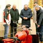El presidente del Motoclub Tordesillas, el alcalde de Tordesillas y el subdelegado del Gobierno visitan la exposición de motos de Motauros. ICAL