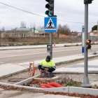 Un trabajador de Toyrsa realiza comprobaciones en el carril bici del camino viejo de Simancas.