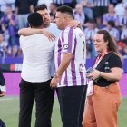 Pezzolano se abraza a Ronaldo y a un colaborador de éste tras conseguir el ascenso.