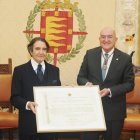Enrique Cornejo y Jesús Julio Carnero en el acto de nombramiento de Hijo Predilecto de la Ciudad.