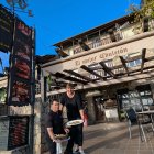 Javier López del Estal y Eva Ferreira, trabajadora del restaurante