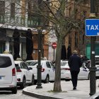 Varios taxis en la parada de la plaza de Poniente en Valladolid.