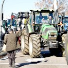Un transeúnte muestra su apoyo saludando a los agricultores en la última tractorada celebrada en Valladolid