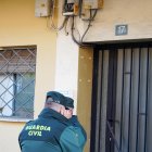 Agentes de la Guardia Civil en la vivienda donde ha tenido lugar el crimen.