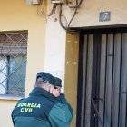 Agentes de la Guardia Civil en la vivienda donde ha tenido lugar el crimen.