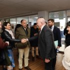 Jesús Julio Carnero saluda a los funcionarios en el centro José Luis Mosquera de Valladolid.