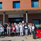 Sanitarios a las puertas del centro de salud de Laguna de Duero para condenar la agresión a una médico