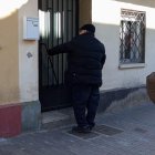Un tío de la víctima entra en el domicilio de Viana de Cega donde se cometía el crimen.