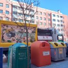 Un camión de basura del Ayuntamiento de Valladolid delante de varios contenedores.