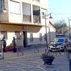Agentes de la Guardia Civil hacen guardia frente a la vivienda de la víctima. E. M.