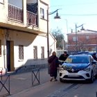 Una patrulla de la Guardia Civil hace guardia frente a la vivienda donde se produjeron los hechos. E. M.