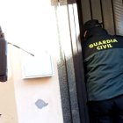 Un guardia civil accede al número 17 de la calle Cardiel, donde tuvo lugar el crimen. E. M.